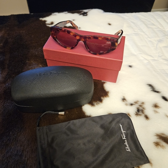 Salvatore Ferragamo Sunglasses - Picture 4 of 11